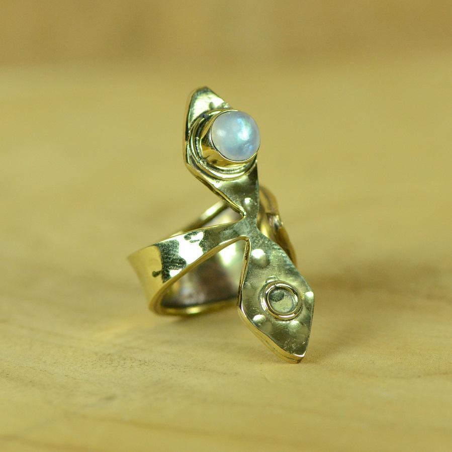 Bague "Féminité" losange en Pierre de Lune (réglable) - lespierresdubienetre