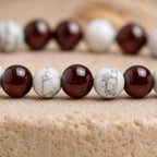 Bracelet "Ménopause" Mix en Howlite & Grenat