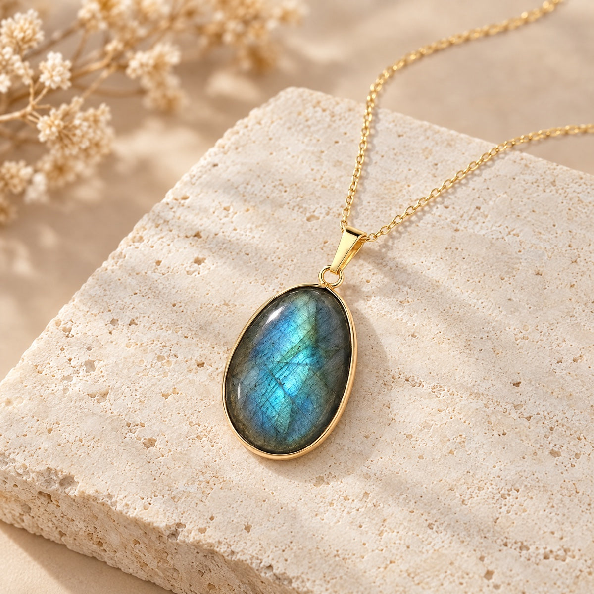 Pendentif "Protection" Cabochon en Labradorite & Chaîne Dorée - lespierresdubienetre