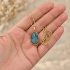 Pendentif labradorite dans la main, taille réelle - lespierresdubienetre