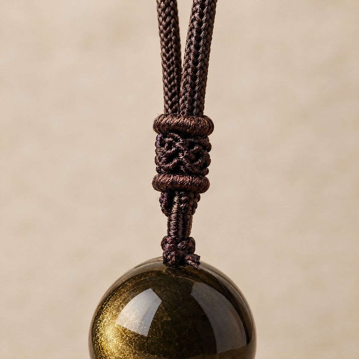 Détail du nœud macramé coulissant du pendentif - lespierresdubienetre