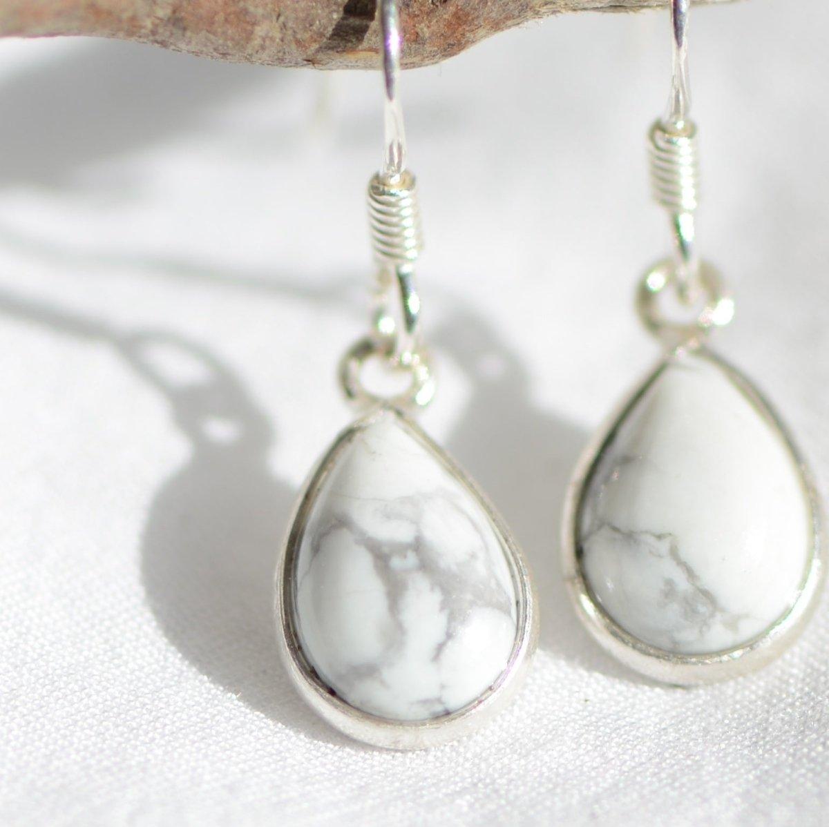 Boucles d'oreilles "Patience" en Howlite Goutte (Argent 925) - lespierresdubienetre