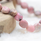 Bracelet roulé "Soin" en Rhodonite - lespierresdubienetre
