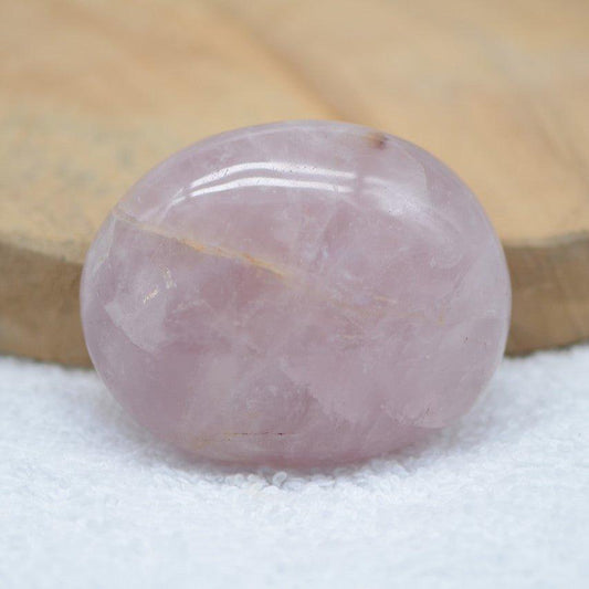 Galet "Amour" en Quartz Rose - lespierresdubienetre